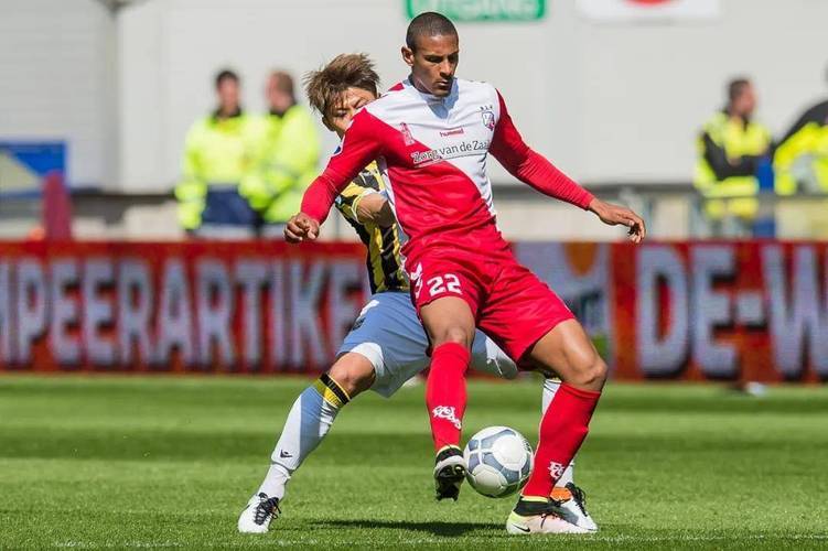 两人出局后 两人出局后